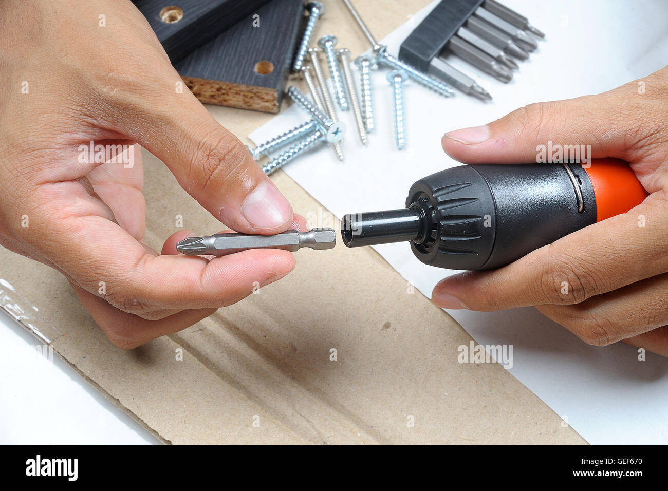 Lavoratore inserire phillip testa a leva con il cacciavite Foto Stock