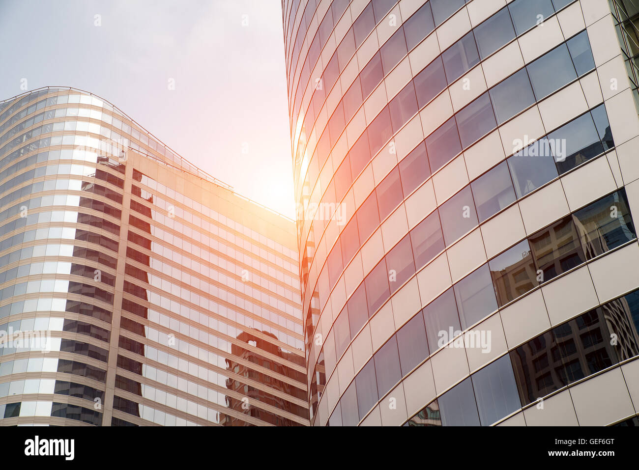 Nuvole riflettono in Windows del moderno business ufficio edificio.business office grattacielo al centro degli affari di Bangkok Foto Stock