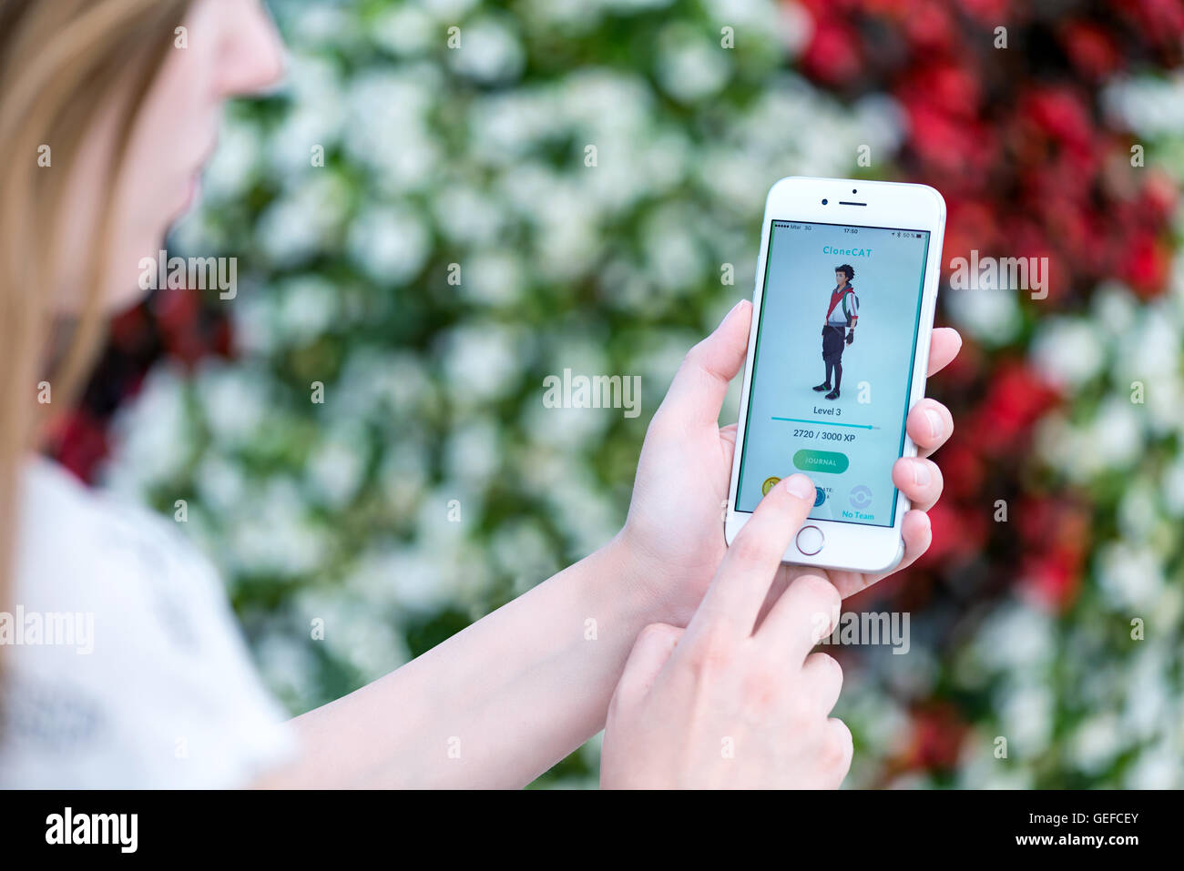 Varna, Bulgaria - Luglio 19, 2016: Nintendo Pokemon andare la realtà aumentata applicazione mobile pagina profilo con carattere di gioco Foto Stock