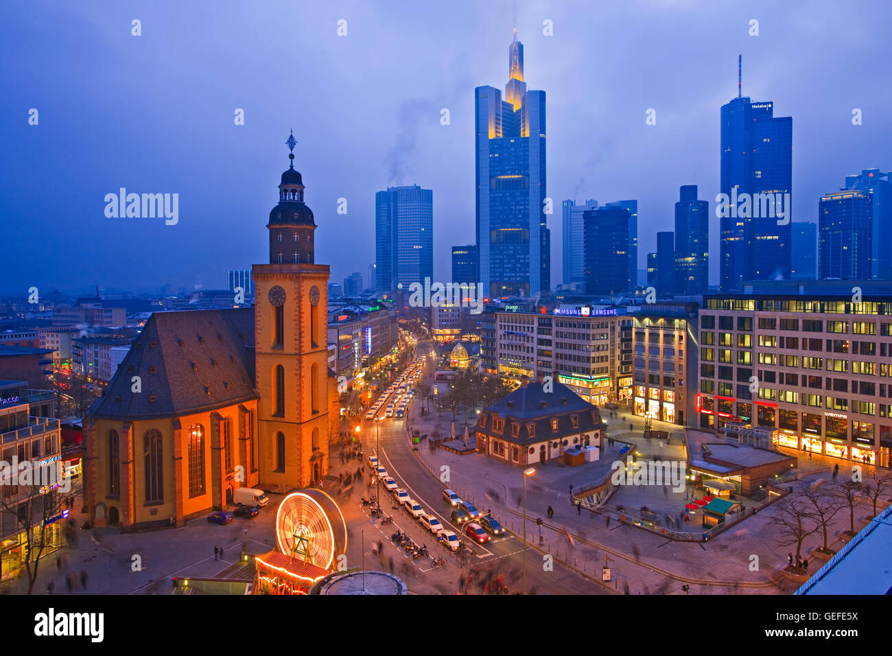 Geografia / viaggi, Germania, Hesse, Frankfurt am Main, St Katherine' s Chiesa Katharinenkirche, e il centro di Francoforte all'imbrunire, No-Exclusive-uso Foto Stock