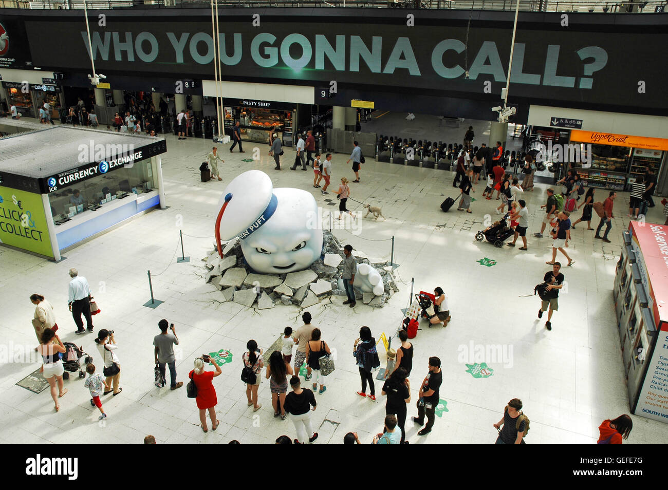 Londra REGNO UNITO 23 luglio 2016 un gigante uomo dei marshmallow emergenti in stazione Waterloo a promuovere i più recenti film Ghostbusters - Acchiappafantasmi. Foto Stock