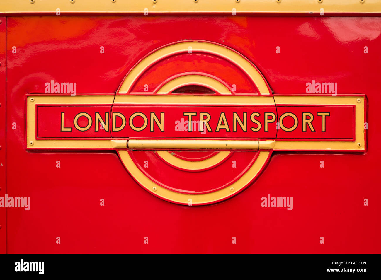 WEYBRIDGE, SURREY, Regno Unito - 9 agosto 2015: un rosso vintage London Transport badge su un vintage London bus. Foto Stock
