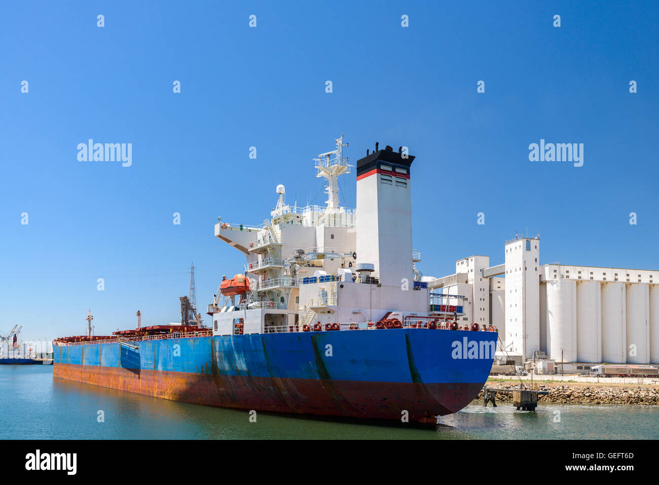 Portarinfuse lo scarico delle navi in porto Foto Stock