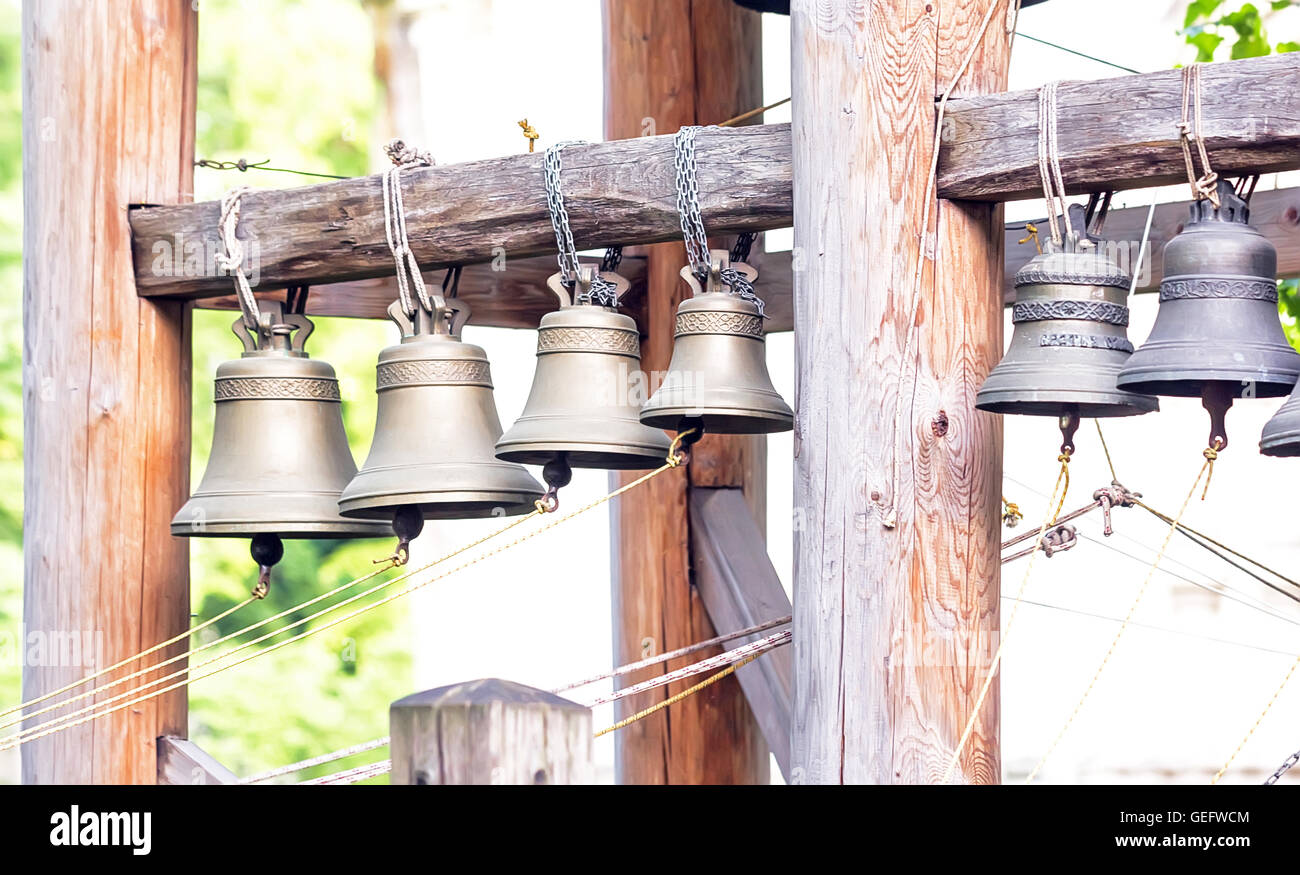 Le campane della chiesa al giorno di estate in tempo soleggiato Foto Stock