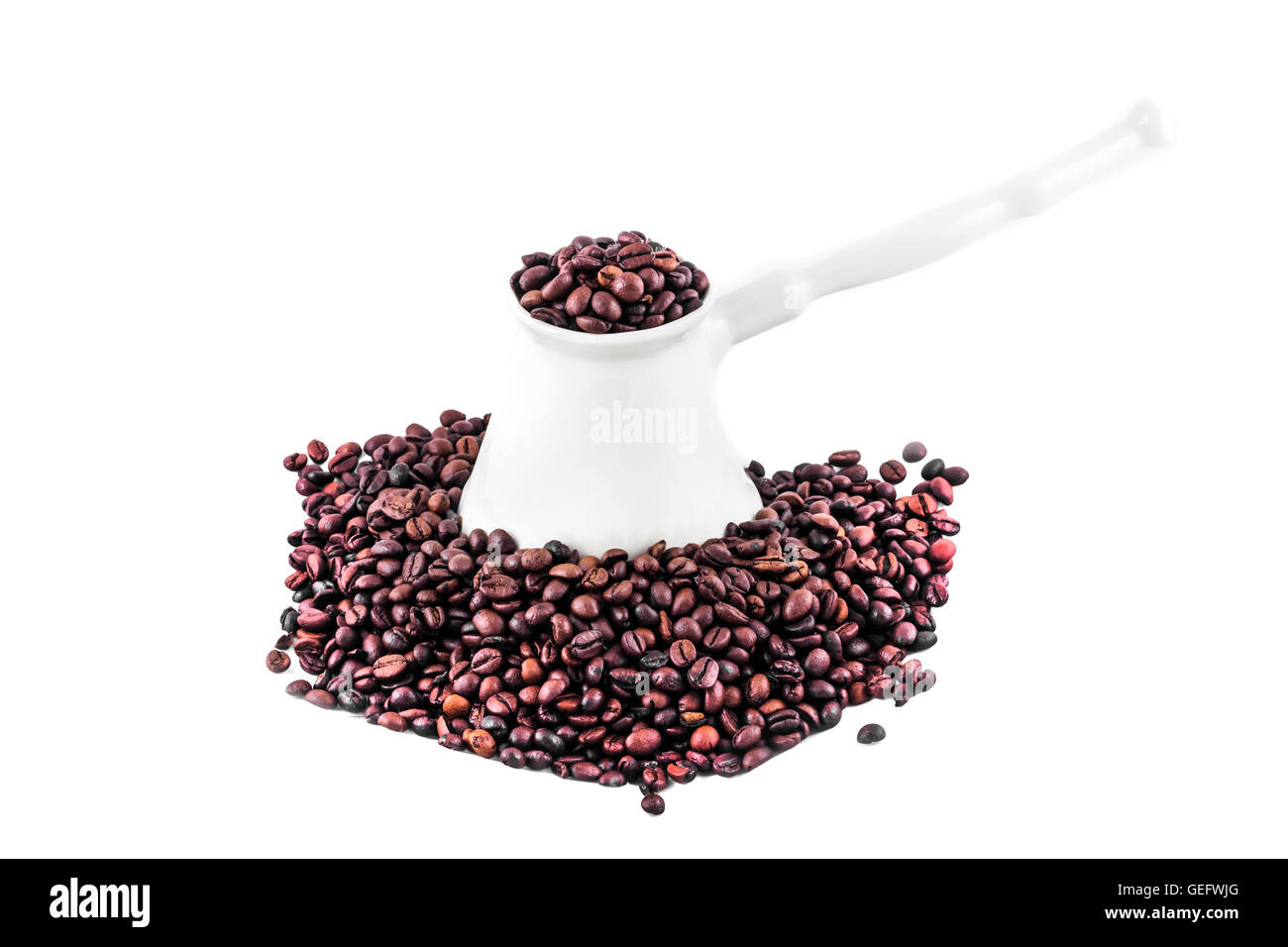 White porcelane turk e chicchi di caffè isolato su bianco Foto Stock