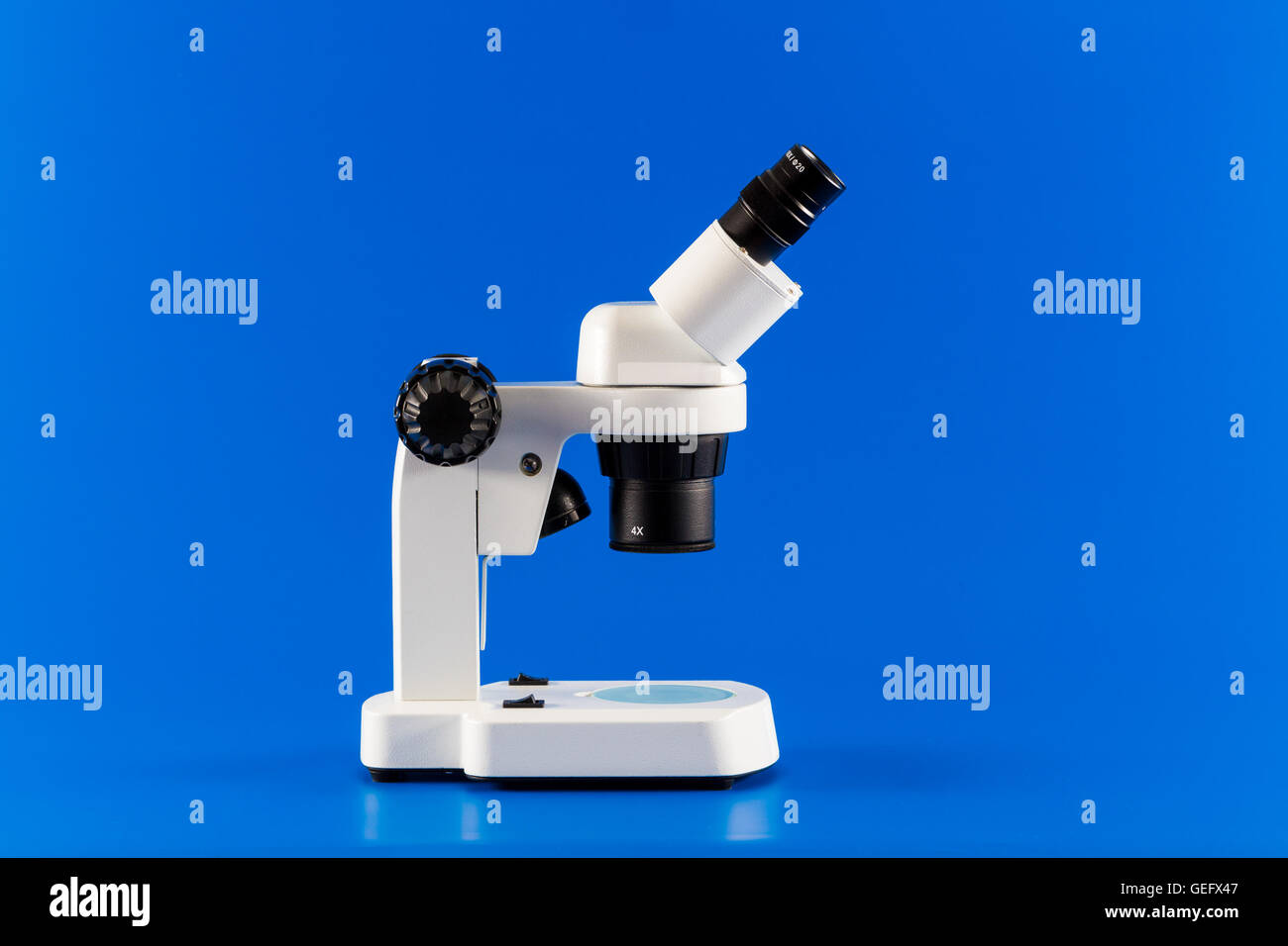 Incident binoculare microscopio ricerca su sfondo blu Foto Stock
