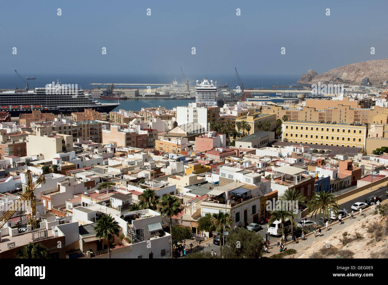 Vista sul porto e sulla città di Almeria dall'Emsemble Monumentale la Alcazaba, Almeria, Spagna Foto Stock