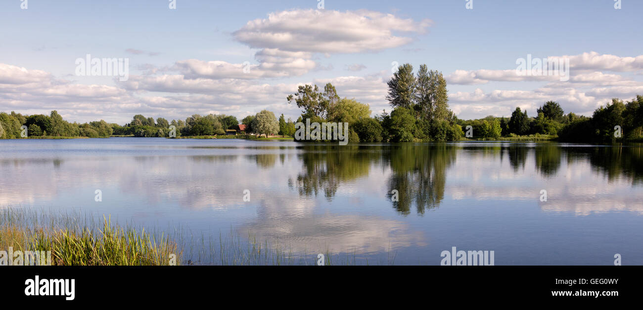 Panaoramic immagine del tranquillo lago Foto Stock