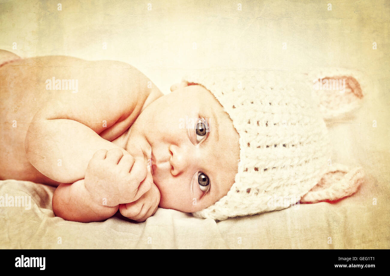 Ritratto di neonato femail con bunny cappello di lana Foto Stock