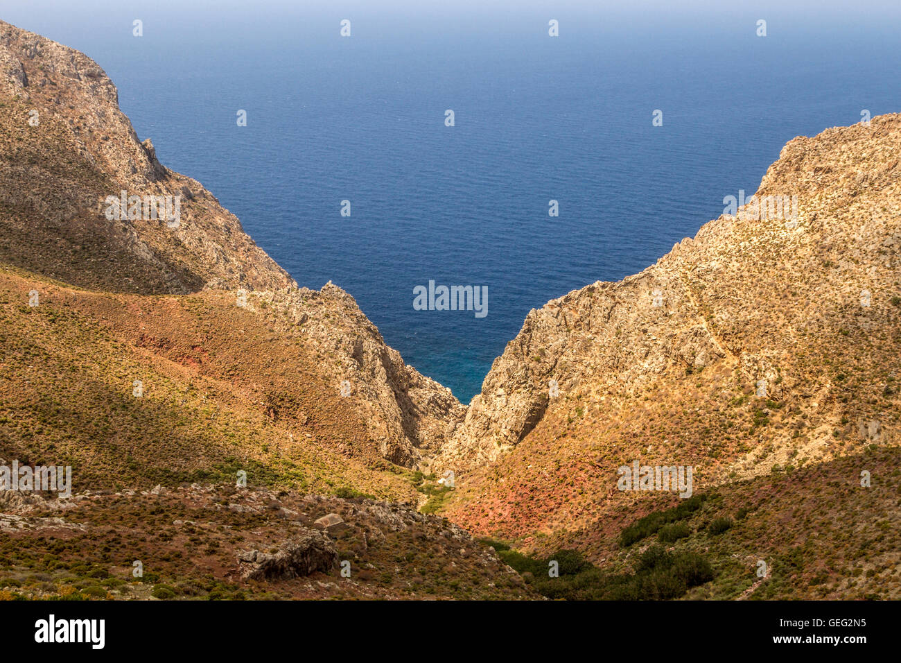 Wild paesaggio roccioso a Tilos isola del mar Egeo, Dodecaneso, Grecia. Foto Stock
