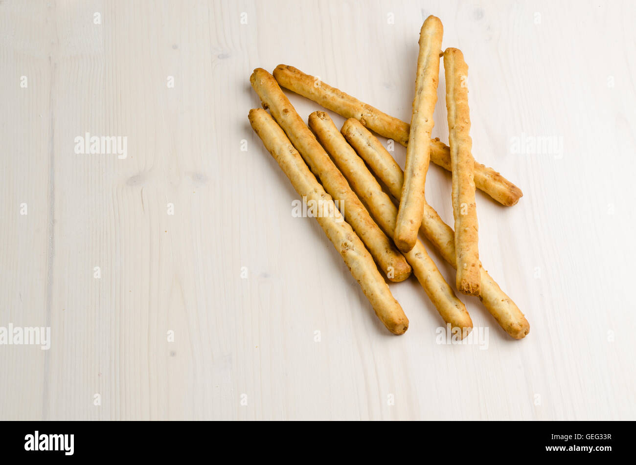 Per la produzione di grissini rustici sulla tavola di legno, close up, sfondo Foto Stock