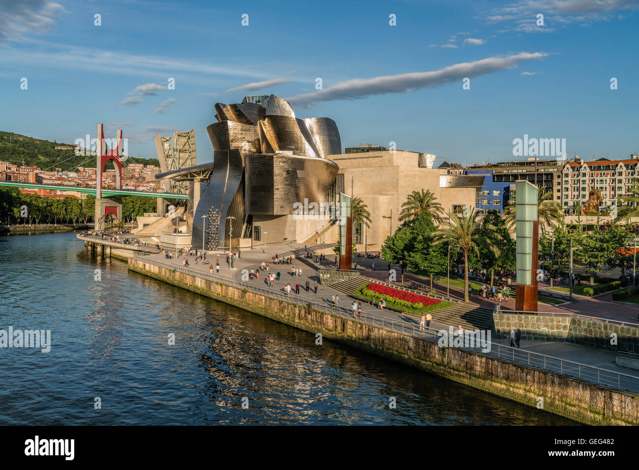 Museo Guggenheim Bilbao , Museo di arte moderna e contemporanea , architetto Frank Gehry , Bilbao, Paesi Baschi (editio Foto Stock