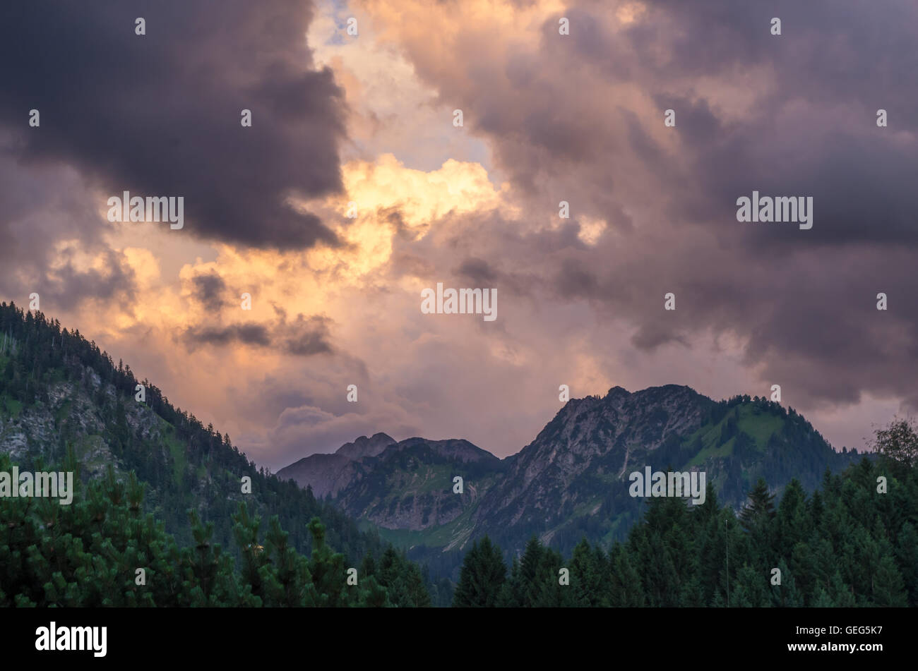 Tempestoso e drammatici nuvole sopra le montagne vicino a Oberstdorf, Allgau, Germania Foto Stock