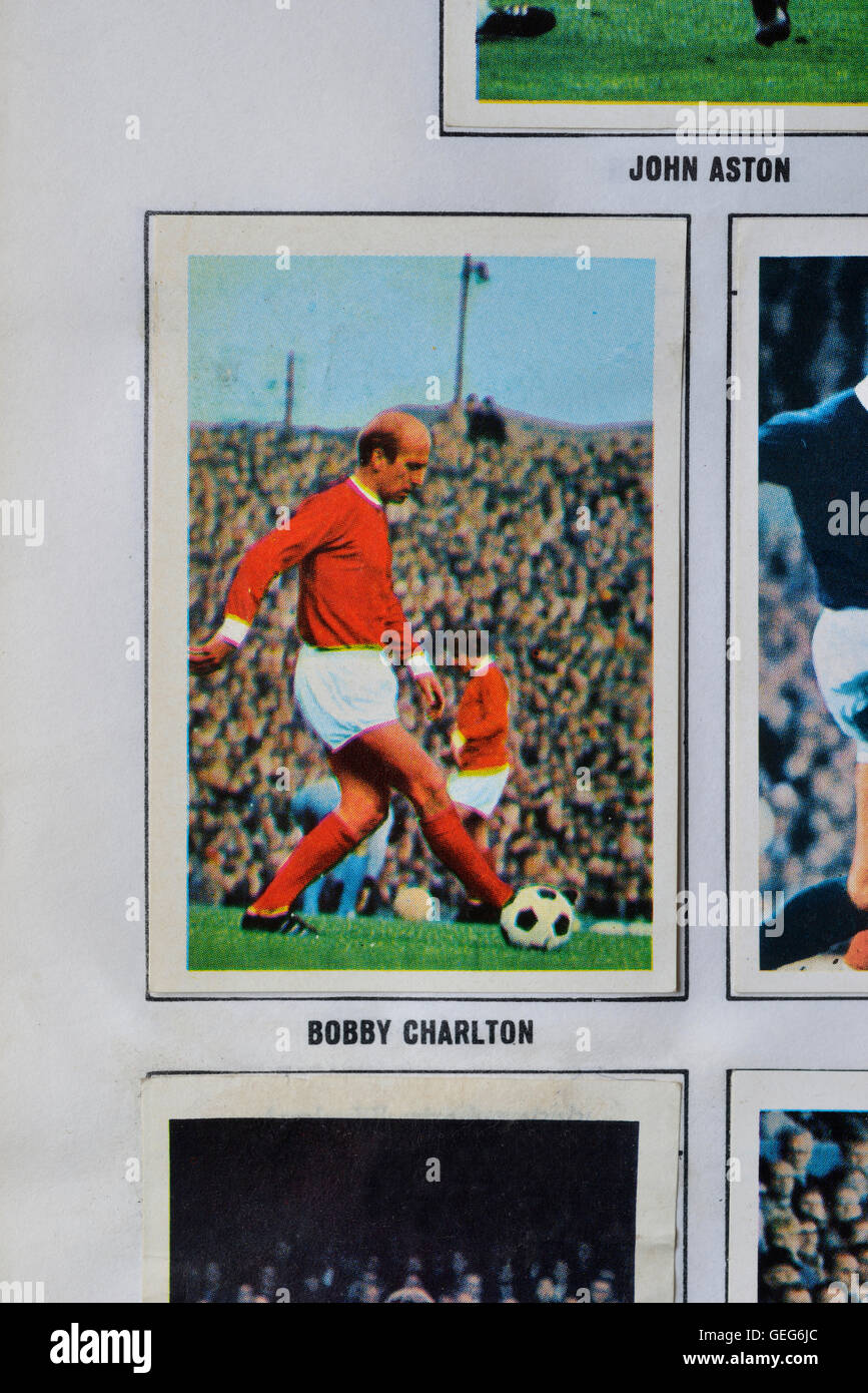 Il meraviglioso mondo di calcio stelle in azione foto album timbro con Bobby Charlton del Manchester United Foto Stock