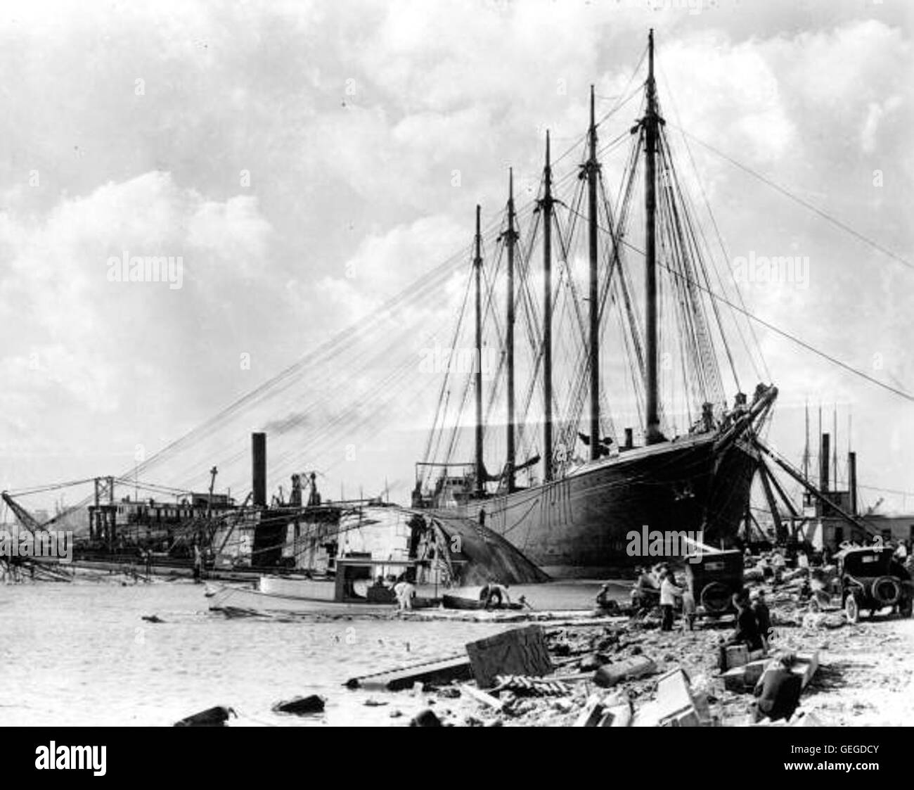 La città di Portland lavora per assistere la Prinz Valdemar, una nave coinvolta in un incidente marittimo. L'evento riflette gli sforzi delle autorità locali e delle squadre di risposta marittima durante l'inizio del XX secolo. Foto Stock