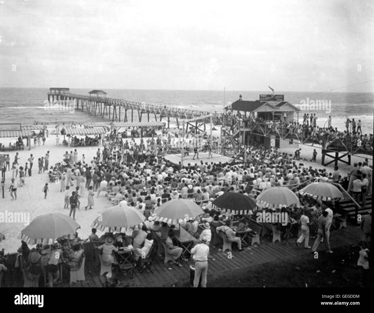 La folla a guardare un incontro di boxe a beach casino - Pensacola Foto Stock