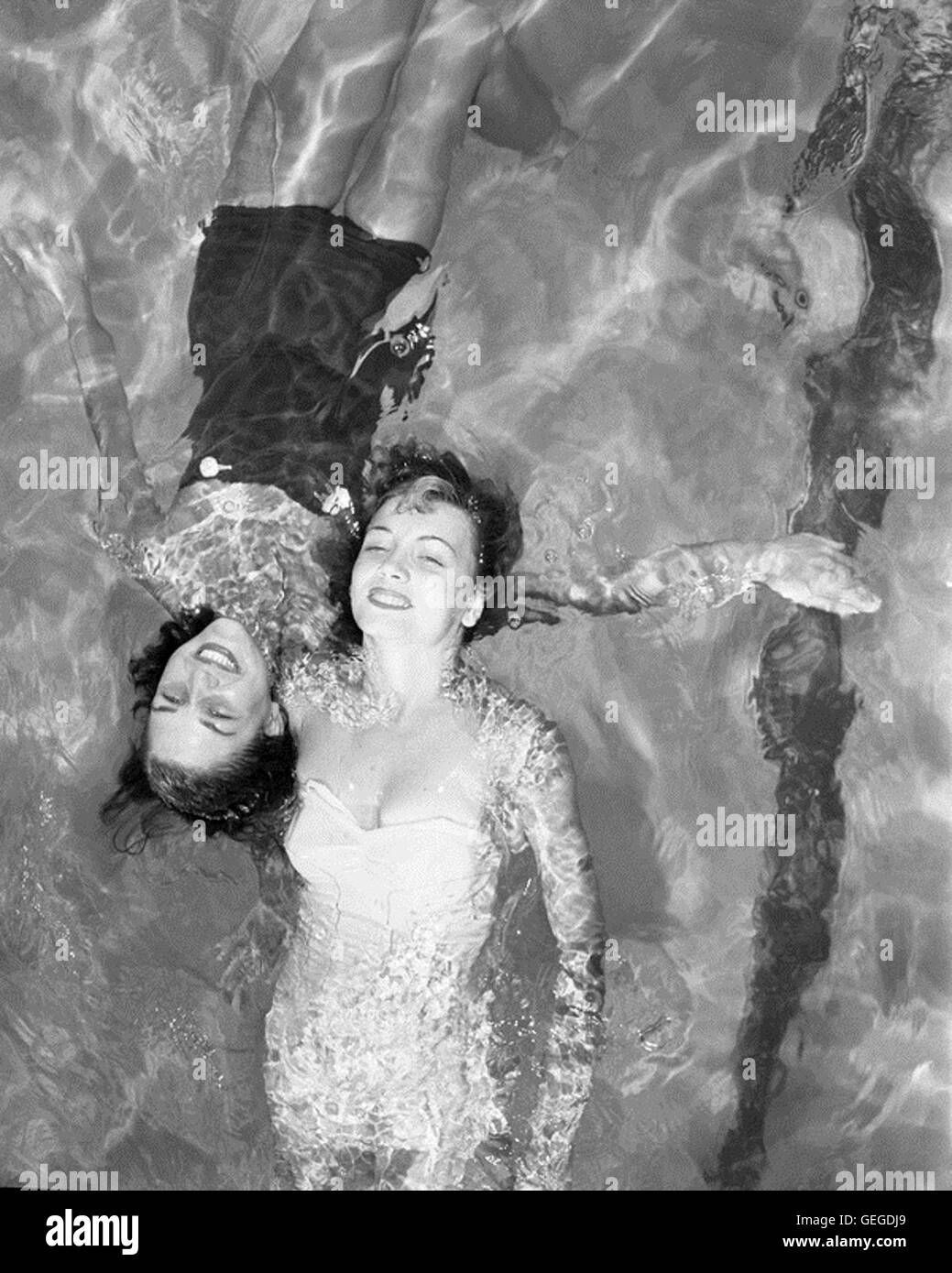 I nuotatori sincronizzati si esibiscono in una piscina in Florida, mostrando le loro abilità nella coreografia acquatica. I nuotatori dimostrano coordinazione, precisione e atleticità mentre si muovono insieme in perfetta armonia. Foto Stock