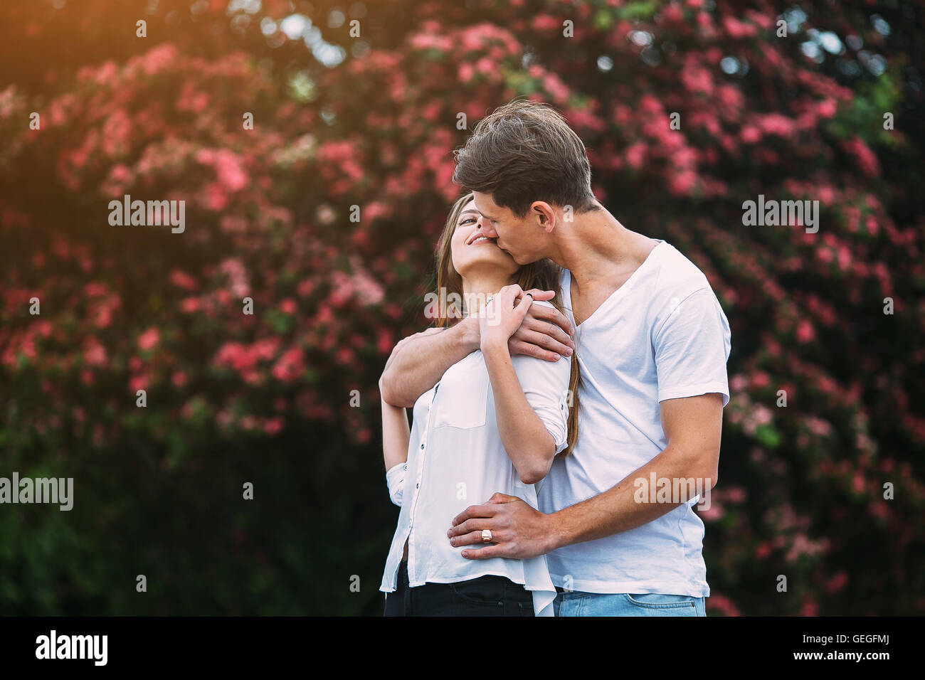 Giovane coppia felice in amore all'aperto Foto Stock