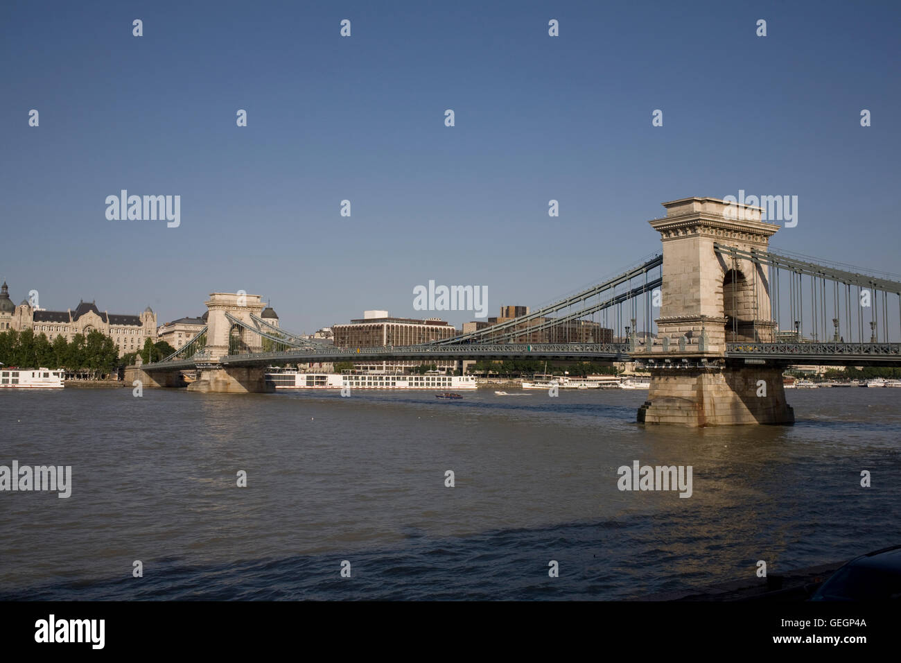 Il Ponte delle Catene e del fiume Danubio da Sztehlo Gabor quay Foto Stock