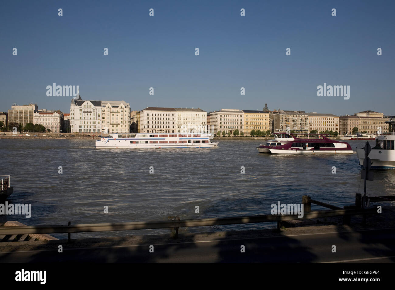 Danubio e Joszef Antall quay visto dalla piazza Batthyany Foto Stock