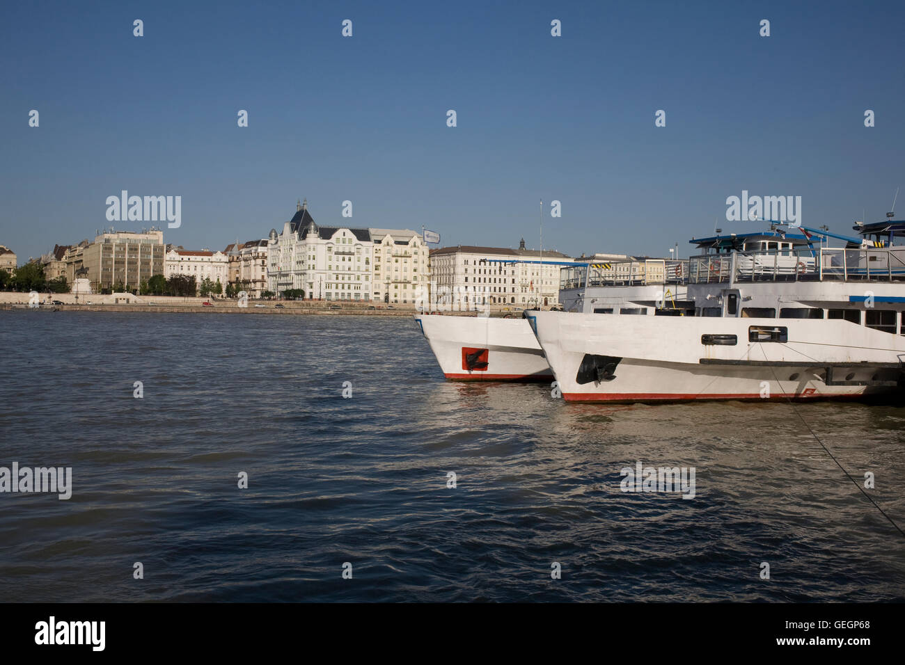 Crociera barche ormeggiate nel fiume Danubio al Batthyany quay Foto Stock