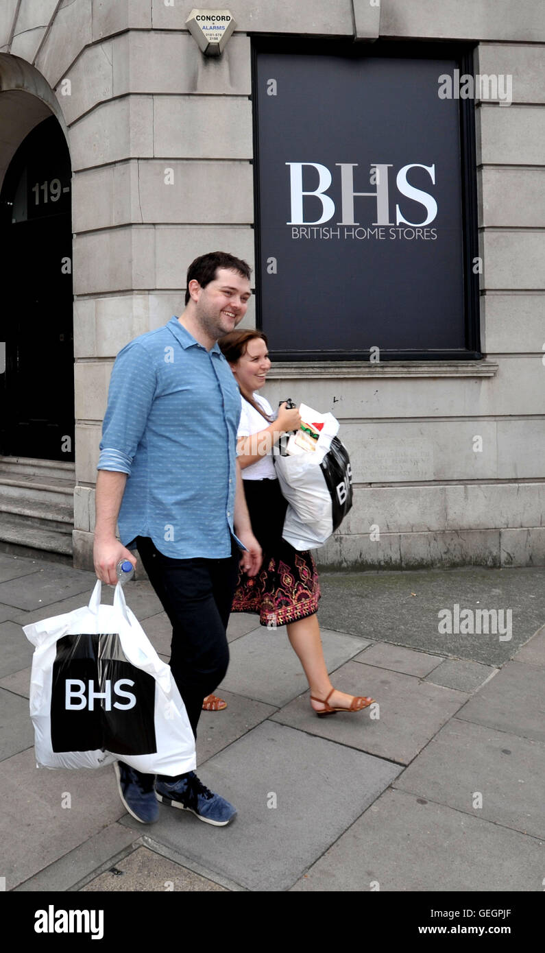 BHS personale trasportare merci che hanno acquistato con lo sconto dal BHS sede in Marylebone Road, Londra, a seguito della vendita al dettaglio che andando in amministrazione, come un pesante in relazione al crollo di BHS e il ruolo di ex boss Sir Philip Green è chiaramente relativa all', Downing Street detto sottolineando Theresa Maggio il desiderio di 'reforma del capitalismo" e impedire 'reckless' comportamento aziendale. Foto Stock