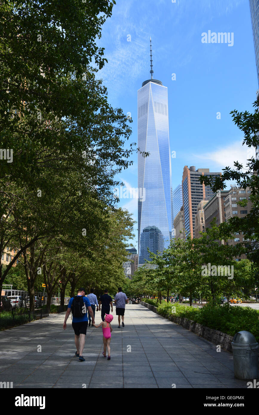 Percorso in Lower Manhattan con il World Trade Center Tower uno in background. Foto Stock