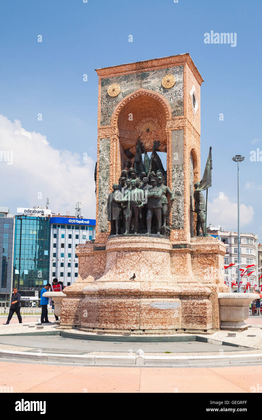 Istanbul, Turchia - 1 Luglio 2016: la gente comune a piedi su Taksim Square vicino al monumento di repubblica Foto Stock