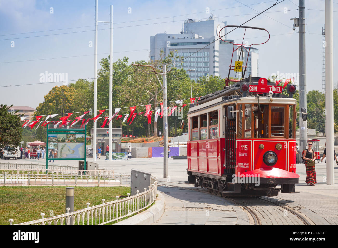 Istanbul, Turchia - 1 Luglio 2016: Vintage red tram arriva sulla piazza Taksim di Istanbul Foto Stock