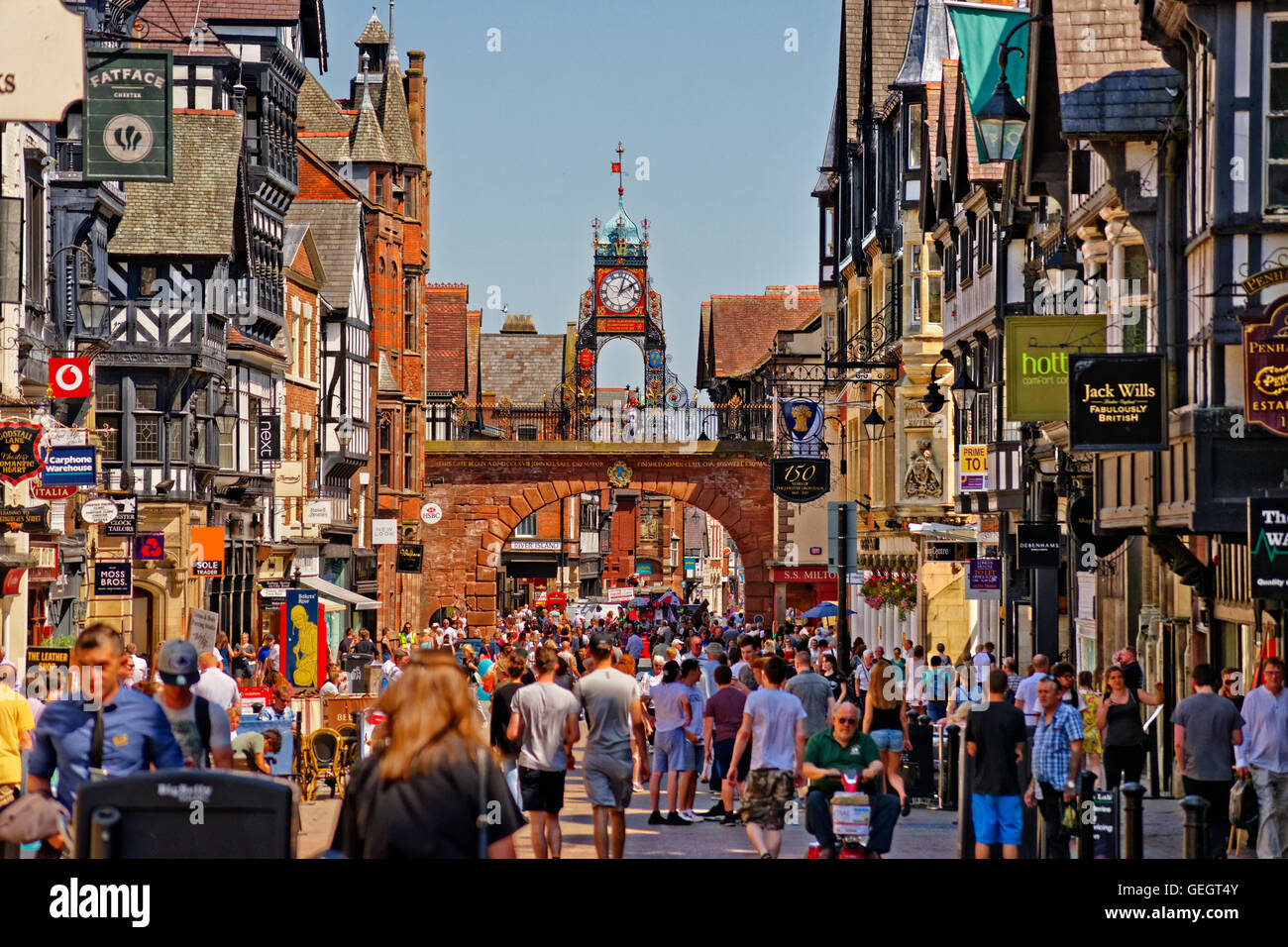 Eastgate e il Chester orologio sul muro romano nel centro della città di Chester, il capoluogo della contea di Cheshire. Foto Stock