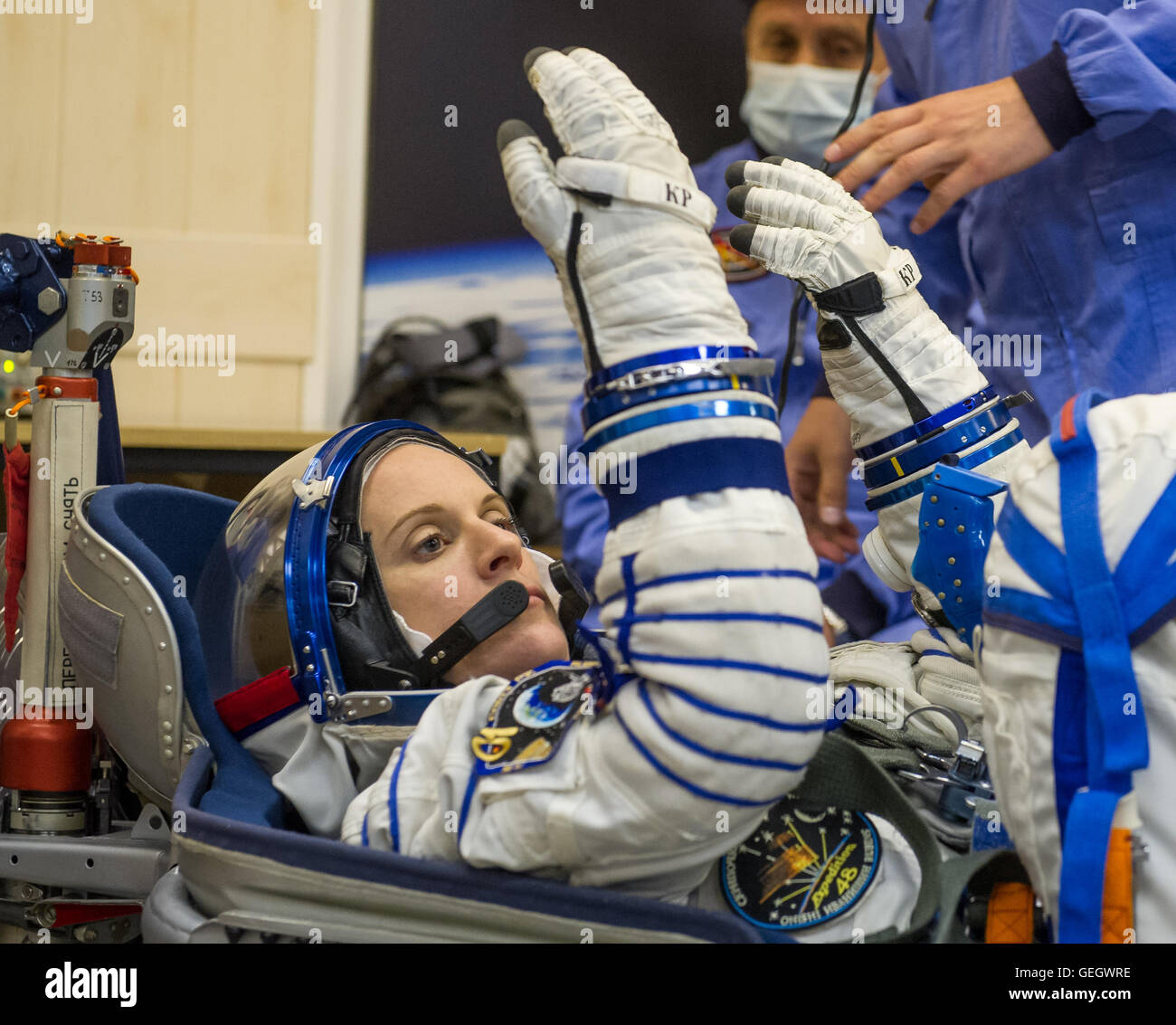 L'astronauta della NASA Kate Rubins si prepara per il suo volo con la tuta Sokol durante le attività di prevolo della Expedition 48. La missione manderà lei e il suo equipaggio alla stazione spaziale Internazionale per il loro lavoro scientifico nello spazio. Foto Stock