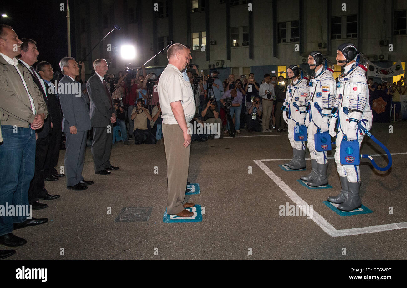 L'equipaggio della Expedition 48, compresi gli astronauti Kate Rubins, Anatoly Ivanishin e Takuya Onishi, si prepara al volo preliminare presso il cosmodromo di Baikonur in Kazakistan. Questa missione sosterrà la ricerca a bordo della stazione spaziale Internazionale. Foto Stock