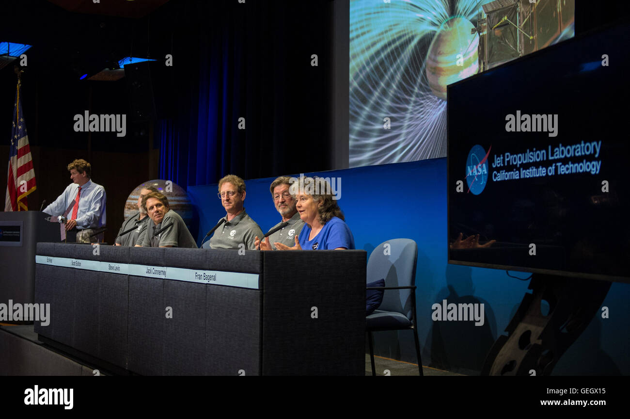 Il team della missione Juno della NASA fornisce aggiornamenti sul viaggio della navicella verso Giove. Scienziati chiave, tra cui Fran Bagenal, Scott Bolton e Steve Levin, discutono i progressi della missione e gli obiettivi scientifici della navicella spaziale di studiare l'atmosfera e il campo magnetico di Giove. Foto Stock