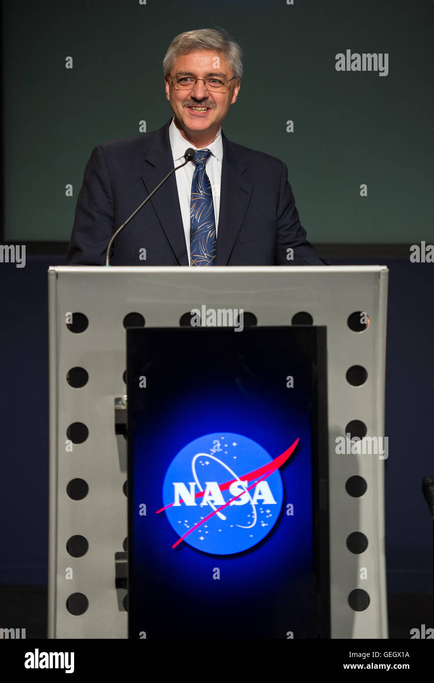 La missione Giunone della NASA su Giove fornisce dati cruciali sull'atmosfera, il campo magnetico e le lune del pianeta. La missione mira a migliorare la nostra comprensione della formazione di Giove e del suo ruolo nell'evoluzione del sistema solare. Foto Stock