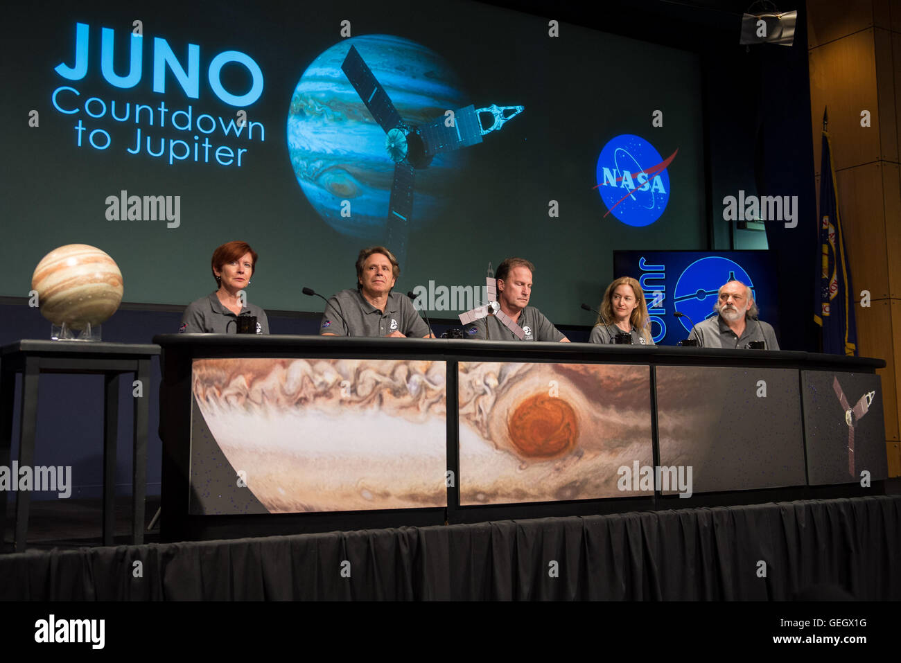 Il team della missione Juno della NASA ha fornito un briefing informativo sul viaggio della navicella verso Giove. Il briefing ha evidenziato gli obiettivi della missione di studiare l'atmosfera e il campo magnetico del pianeta. Foto Stock