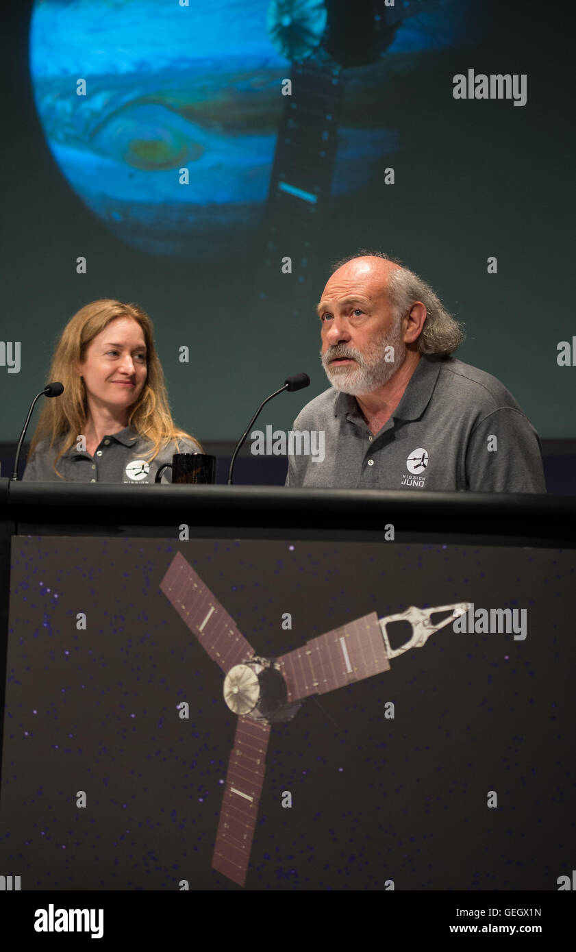 La NASA ha tenuto un briefing informativo per discutere dell'imminente arrivo della missione Juno a Giove. Gli scienziati hanno fornito informazioni sugli obiettivi della navicella spaziale per studiare l'atmosfera, il campo magnetico e le lune del pianeta. Foto Stock