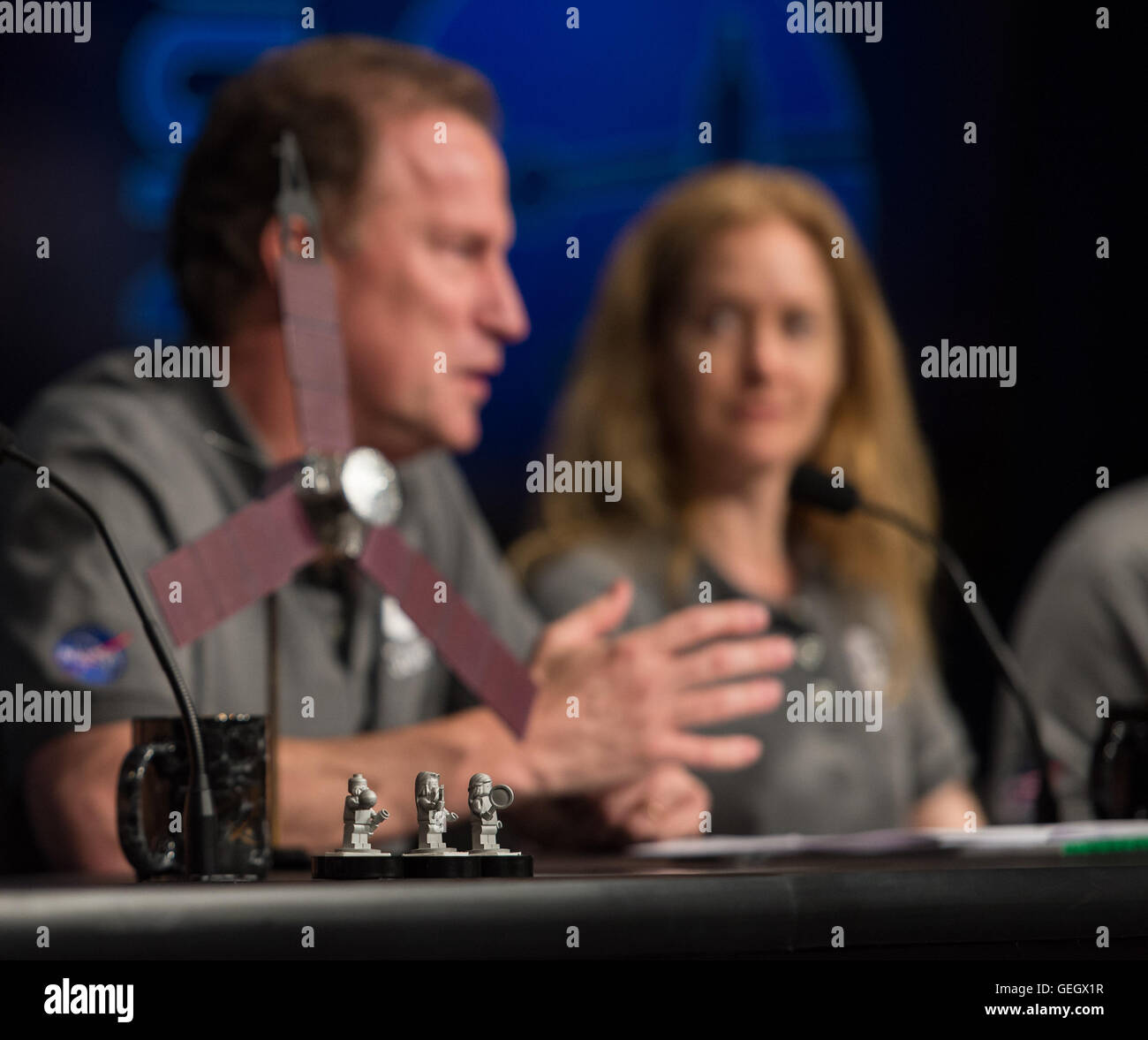 La missione Juno della NASA su Giove viene discussa in un comunicato stampa. Tra gli oratori principali c'erano Scott Bolton e Heidi Becker. Giunone, lanciato nel 2011, mira a studiare l'atmosfera, la gravità e la magnetosfera di Giove, fornendo informazioni chiave sulla formazione e la struttura del pianeta. Foto Stock