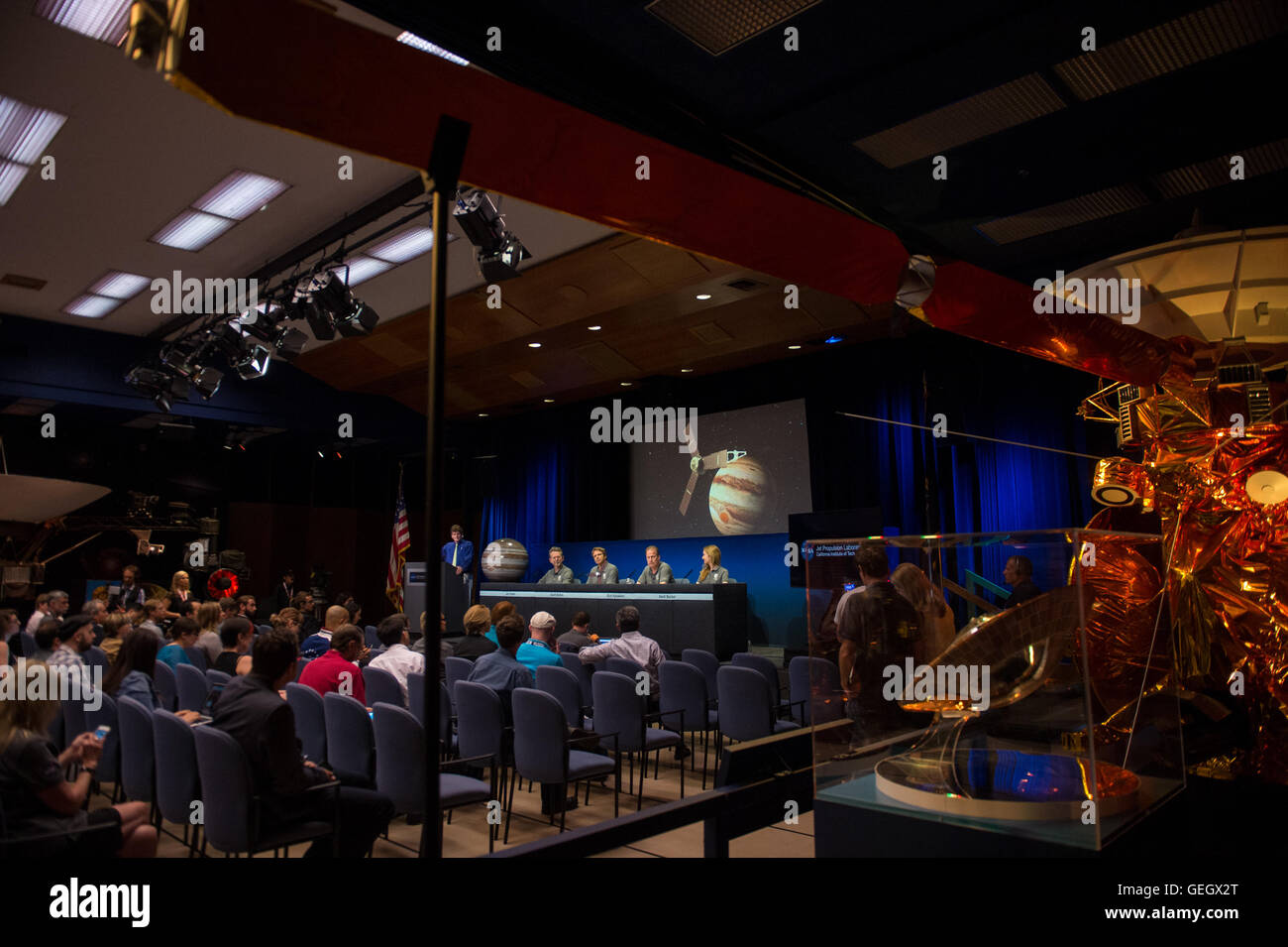 La navicella spaziale Juno della NASA, prima di entrare in orbita intorno a Giove, condusse un briefing al Jet Propulsion Laboratory (JPL). Gli scienziati, tra cui James Green e Scott Bolton, fornirono dettagli sulla missione della sonda per studiare l'atmosfera e il campo magnetico di Giove. Foto Stock