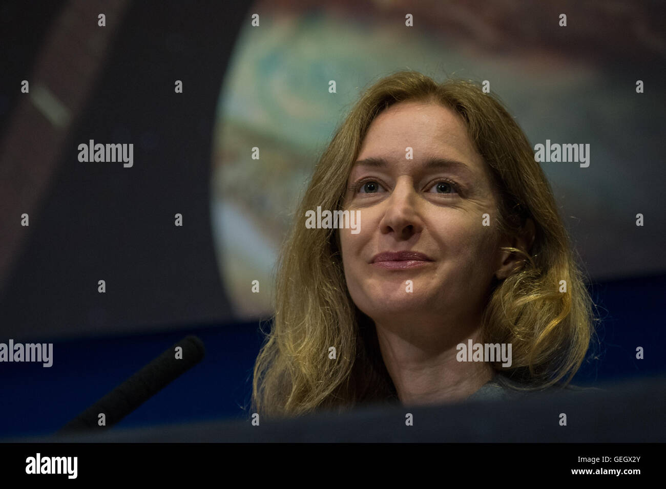 La navicella spaziale Giunone della NASA si prepara all'inserimento in orbita attorno a Giove, una pietra miliare significativa nella missione di studiare l'atmosfera e il campo magnetico del pianeta, promuovendo la nostra comprensione della formazione di Giove. Foto Stock