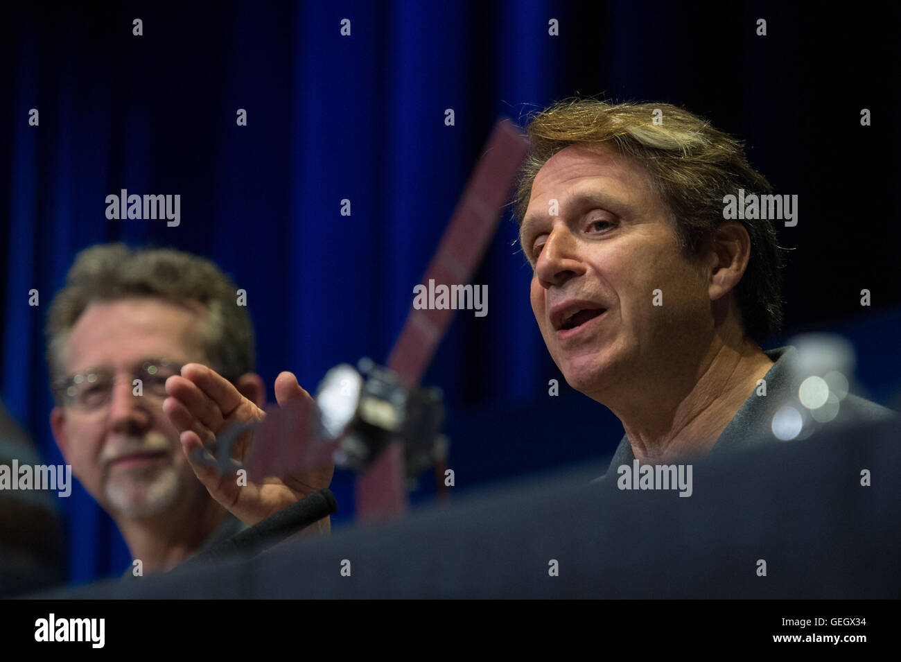 La navicella spaziale Juno della NASA ha tenuto un briefing informativo prima dell'inserimento dell'orbita intorno a Giove. Gli scienziati hanno discusso degli obiettivi della missione, tra cui lo studio dell'atmosfera di Giove, del campo magnetico e delle sue lune. Foto Stock