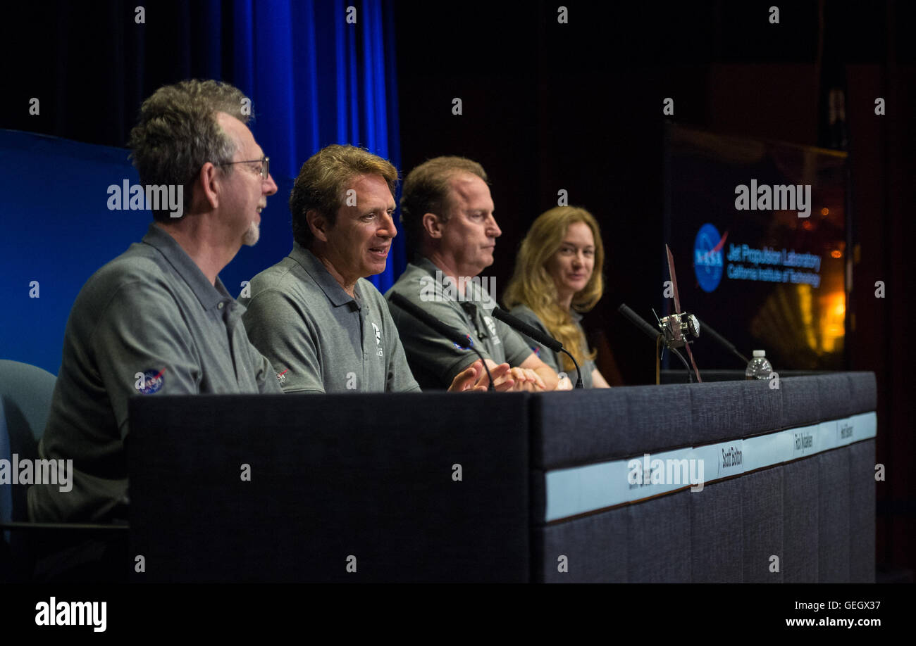 La navicella spaziale Giunone si prepara per l'inserimento in orbita attorno a Giove, una fase chiave nella sua missione di studiare l'atmosfera del gigante gassoso, il campo magnetico e il campo di gravità per ottenere informazioni sulla formazione e la struttura del pianeta. Foto Stock