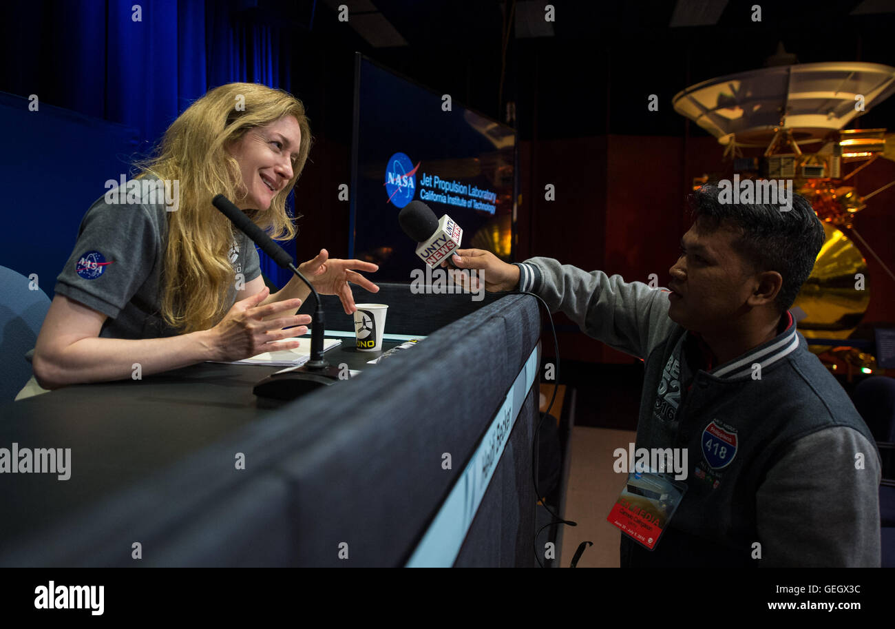 La navicella spaziale Juno della NASA si sta preparando per il suo inserimento orbitale intorno a Giove. Il briefing ha evidenziato gli obiettivi della missione e il percorso del veicolo spaziale per studiare l'atmosfera, il campo magnetico e la struttura interna del pianeta. Foto Stock