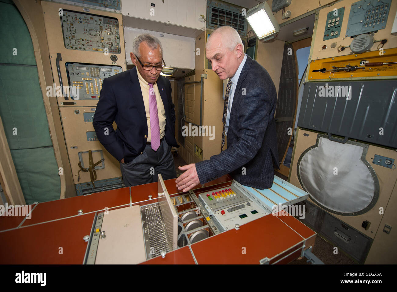 Amministratore della NASA Tour di Gagarin Cosmonaut Training Center 03250029 Foto Stock