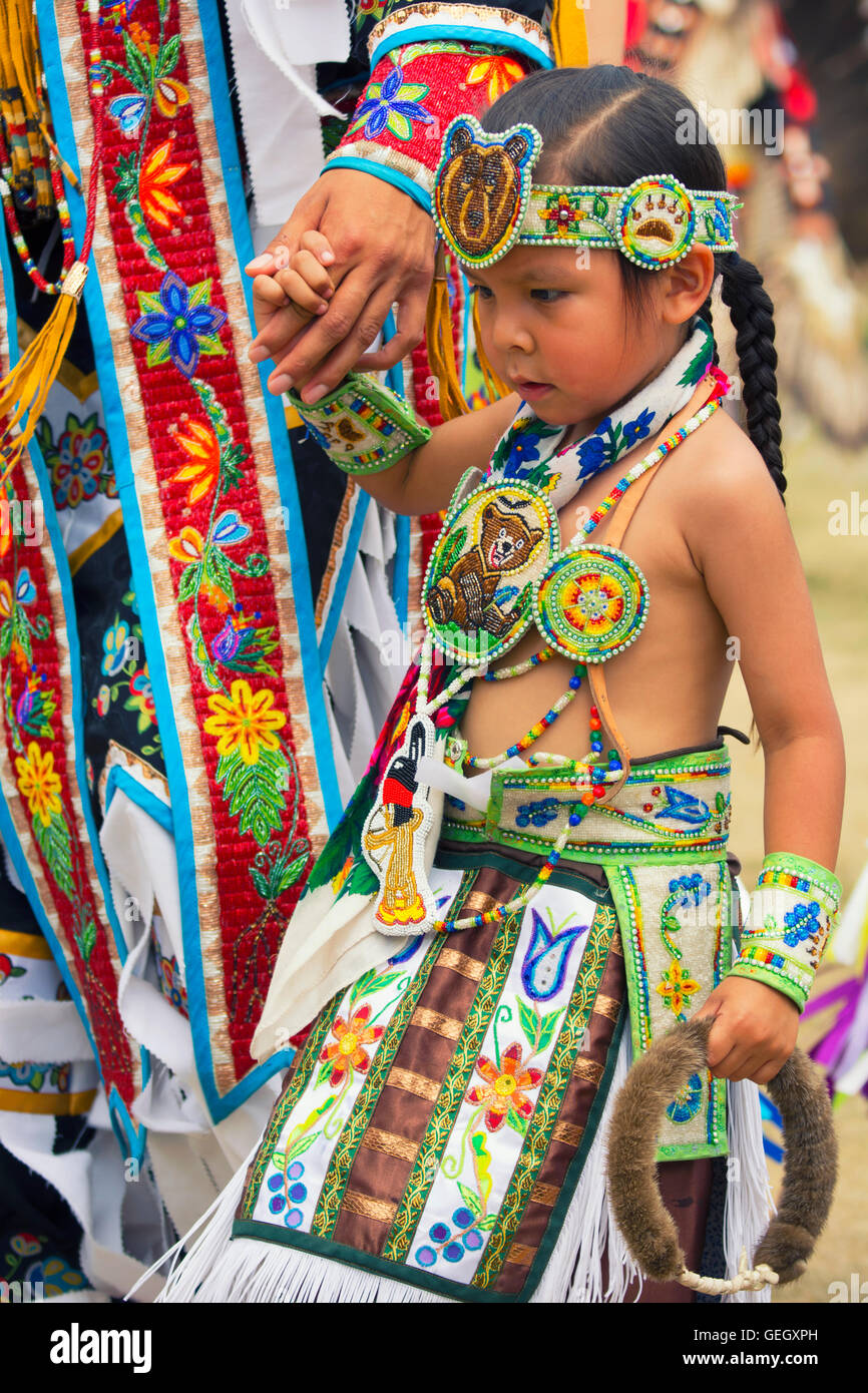 Pow Wow nativo ballerino bambino nel tradizionale Regalia Sei Nazioni del  gran fiume campione dei campioni Powwow, Ohsweken Canada Foto stock - Alamy