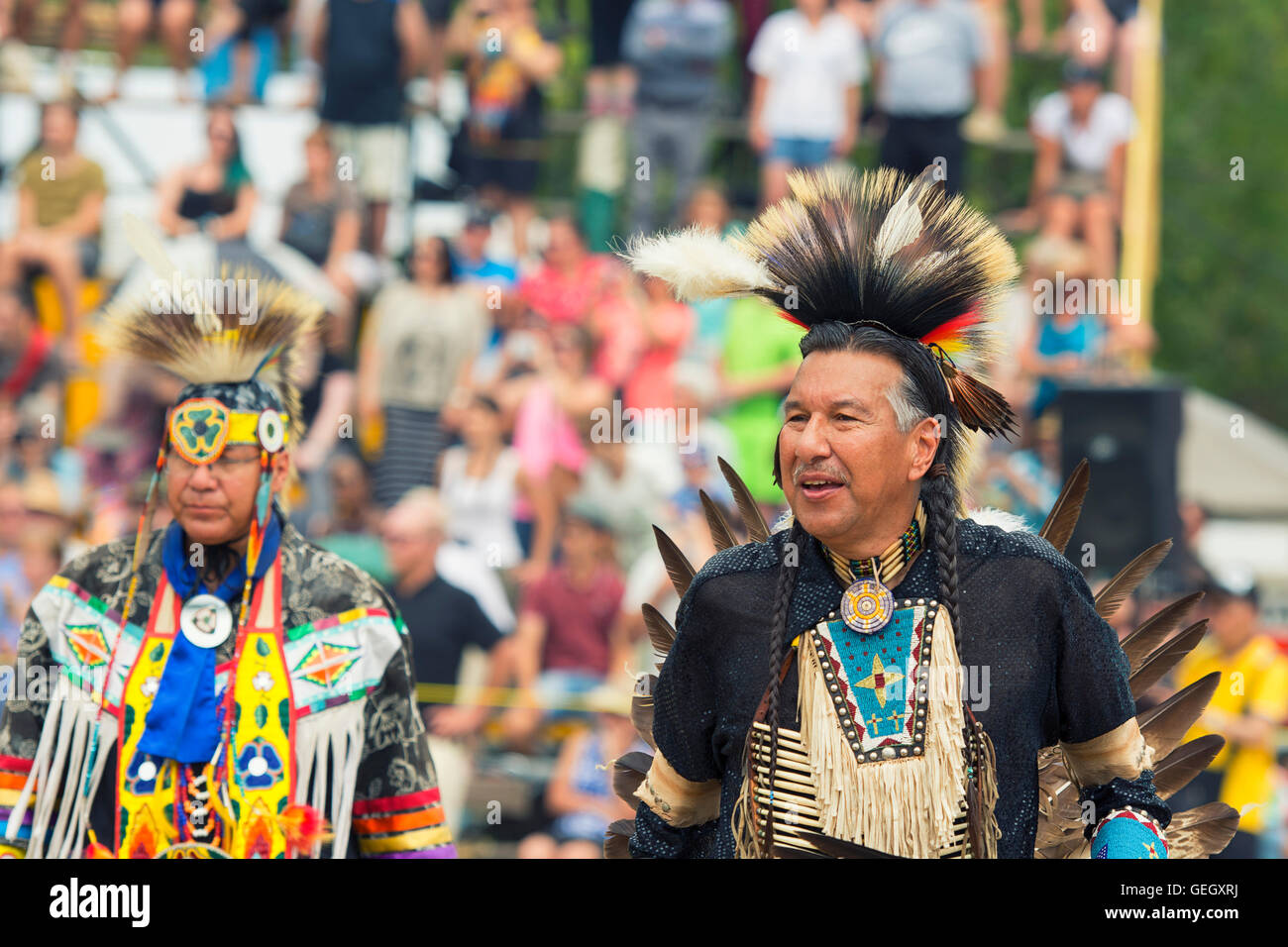 Pow Wow nativo ballerino maschio nel tradizionale Regalia Sei Nazioni del gran fiume campione dei campioni Powwow, Ohsweken Canada Foto Stock