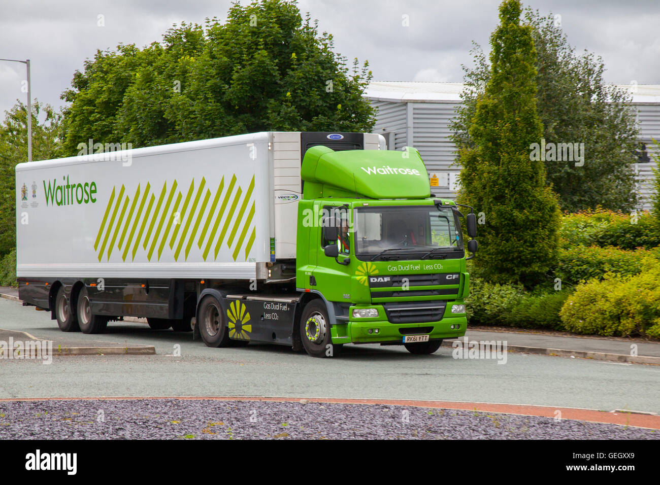 Waitrose supermarket food truck, veicoli per negozi di consegna, carrelli per container refrigerati Chorley, Lancashire, Regno Unito Foto Stock