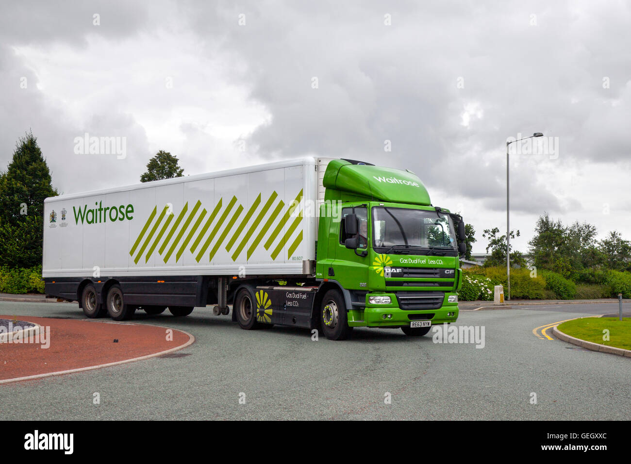 Waitrose supermarket food truck, veicoli per negozi di consegna, carrelli per container refrigerati Chorley, Lancashire, Regno Unito Foto Stock