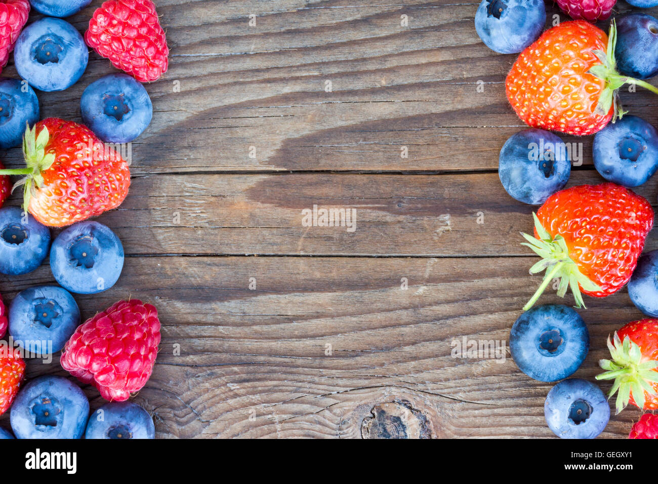 Close-up di frutti di bosco su un sfondo di legno Foto Stock