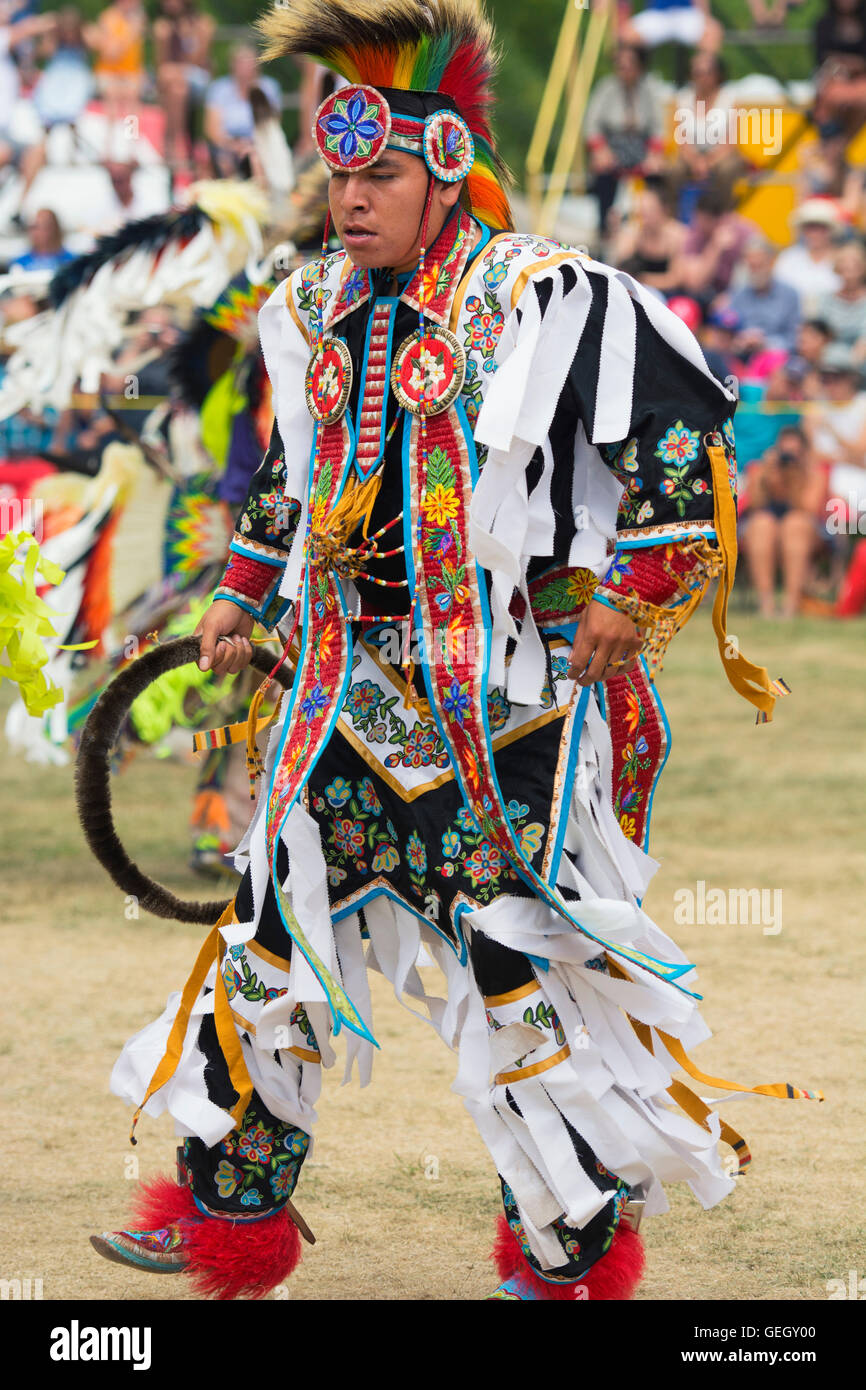 Pow Wow ballerino nativo nel tradizionale Regalia a Sei Nazioni del gran fiume campione dei campioni Powwow, Ohsweken Canada Foto Stock