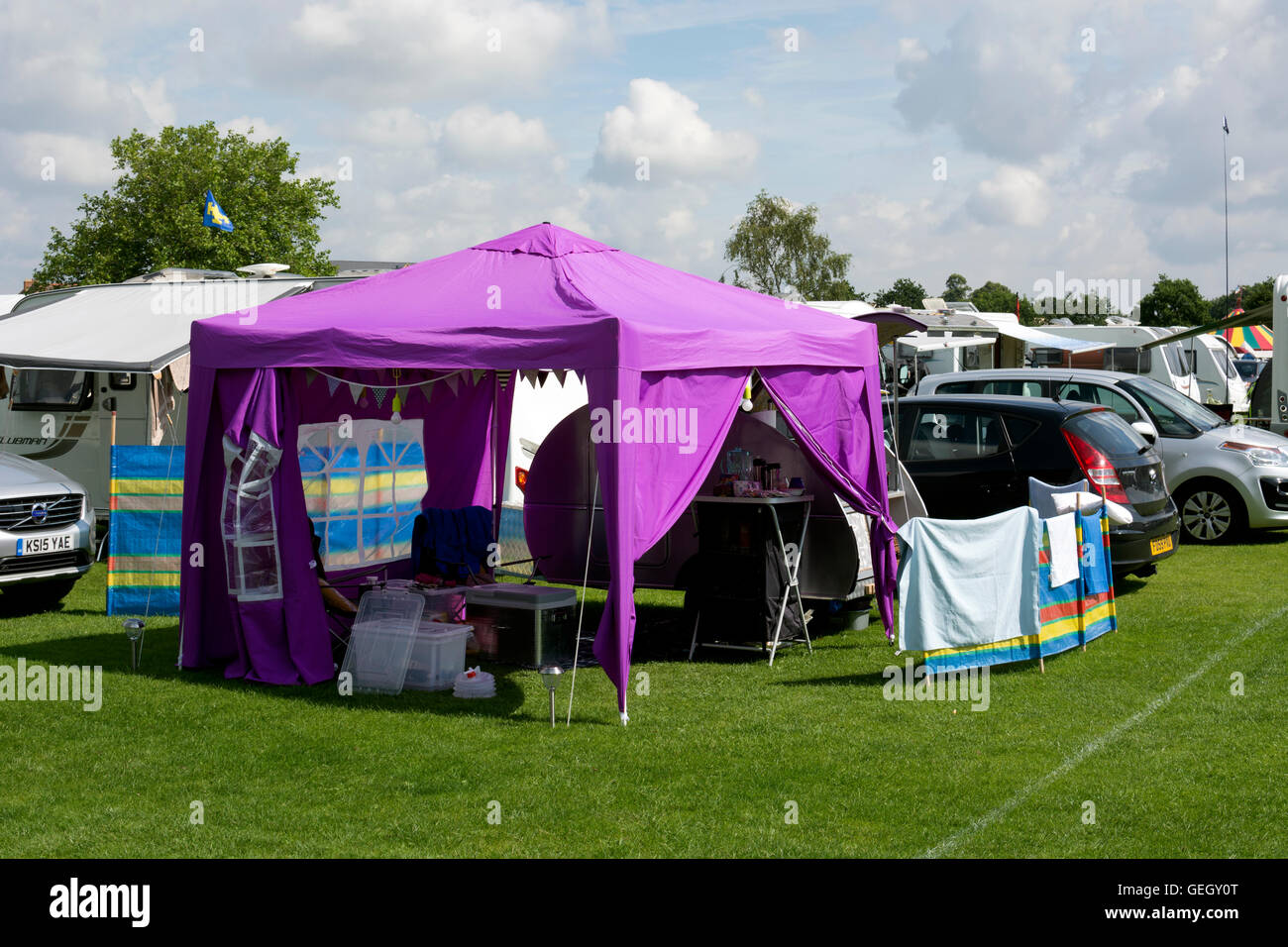 Un gazebo in Warwick Folk Festival campeggio, Warwick, Regno Unito Foto Stock